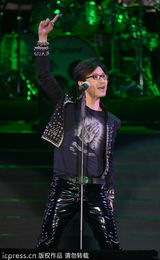 组图：汪峰开唱全场高呼章子怡 自嘲上头条扯淡