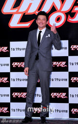 组图：韩星黄正民严正花出席新片《舞后》媒体首映