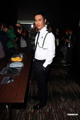 组图：郑嘉颖澄清相伴“宫女”只是助理