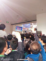 组图：金秀贤活动现场人山人海 取消后又现身