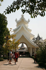 组图：泰国清莱早晨无处不优雅 参观龙坤艺术庙