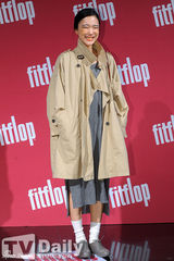 组图：姜素拉站台秀美腿 金宇彬女友美艳