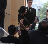 组图：张柏芝美艳黑裙挺胸露背引狂拍