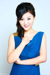 组图：天漪长裙写真亮相 气质优雅自信