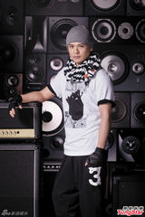 组图：黄耀明带领师弟妹摇滚 王菀之鼓神上身