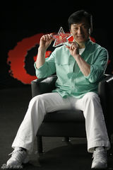 组图：成龙拍摄娱乐现场宣传片 宣扬慈善彰显爱心