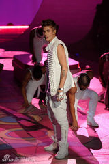 组图：比伯白衣献唱内衣秀 偷瞄超模小鹿乱撞