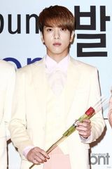 组图：韩团CNBLUE办专辑签名会 成员手持玫瑰