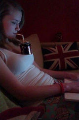 组图：美女示范胸部用法大全 能当枕头能夹啤酒