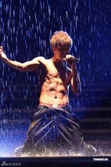 组图：吴克群个唱湿身秀腹肌 和女模互摸掀高潮