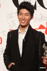 组图：张柏芝现身女性盛典 调侃康永耳套抄袭爱子