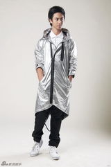 组图：赵文浩拍银色酷装写真 彰显帅气个性