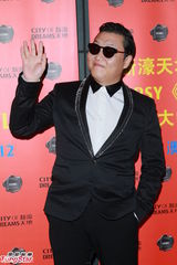 组图：PSY火红西装夜游维港 出手阔绰作风亲民