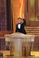 组图：张智霖凭《冲上云霄2》获最受欢迎男角色