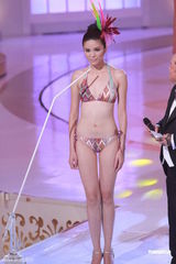 组图：港姐总决选  众佳丽性感泳装亮相