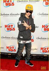 组图：比伯晒腹肌变肌肉男 女舞伴摸身火辣狂野