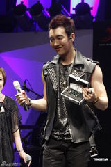 组图：王野发片秀肌肉 母亲带家常菜抵京支持