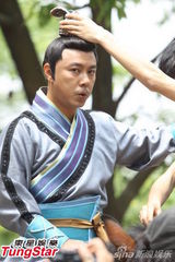 组图：刘晓庆着华丽宫装 张卫健懒理胞弟讨钱事