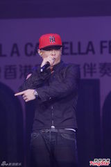 组图：侧田出席无伴奏音乐会 休闲装热力开唱