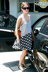 组图：瑞切尔-贝尔森街拍 不规则连衣裙清爽