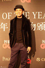 组图：钟汉良锦荣亮相年度人物颁奖礼