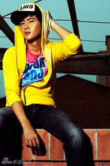 幻灯图集：黄明为东京电影节拍摄最新写真