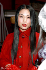 组图：黄奕旗袍装显温婉气质 廖碧儿红衣似女鬼