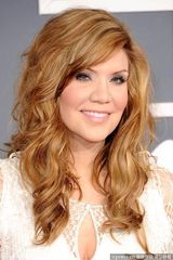 高清图：格莱美红毯艾莉森-克劳斯白色长裙纯真