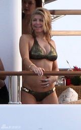 高清组图：菲姬游艇大秀比基尼 性感身材呼之欲出