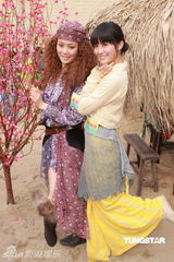 幻灯图：容祖儿新片造型搞怪 与阿Sa(蔡卓妍)亲热如姐妹花