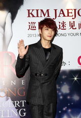 组图：韩国人气偶像金在中亮相上海魅惑帅气