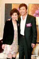 幻灯图：苗侨伟夫妻档代言 戚美珍称羡慕汪明荃