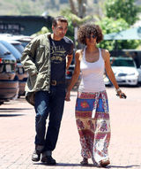 组图：哈利-贝瑞长裙现身和未婚夫午餐