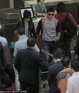 组图：陆毅鲍蕾打扮默契 机场出行牵手秀恩爱