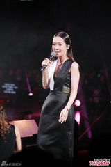 组图：谢霆锋陈慧琳等红馆开唱 悼念张耀荣