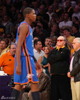 高清图：好莱坞众星为湖人加油 贝克汉姆拖伤腿助阵