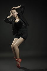 幻灯图集：江一燕时尚写真曝光 秀美背显妩媚