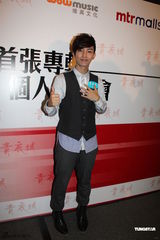 组图：炎亚纶称飞轮海年底复合出专辑 否认整容