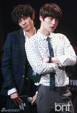 组图：少女时代回归打榜夺冠 西装礼帽显帅气