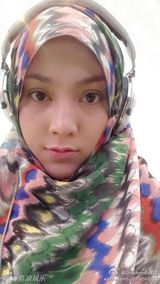 茜拉与家人私照曝光 长发美女爱卖萌