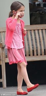 组图：小苏瑞当街跳舞步 拿手机疑与老爸通电话