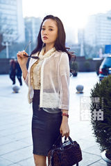 明星爱街拍：陈乔恩化身俏丽OL 穿早春装秀美腿