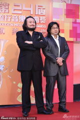 组图：谢宇威刘绍希金曲奖红毯比拼霸气