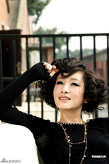 组图：秦海璐最新时尚写真 率真性感女人味十足