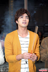 组图：贺军翔坦言将服兵役 拜月老求成家愿望