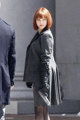 高清图：《时间规划局》片场照 塞弗里德秀美腿