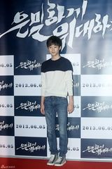 组图：裴勇俊捧场韩片首映 金贤重宋仲基齐亮相