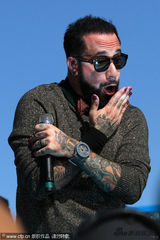 组图：后街男孩迪士尼重聚 梦幻城堡前献唱魅力不减