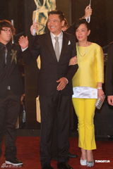 高清图：周润发携夫人现身红毯 司仪打趣贵人出门