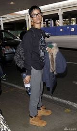 组图：蕾哈娜英气街拍 戴黑框似学生表情严肃